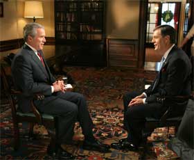 President Bush intervjues av Britt Hume i Fox News. (Foto: Paul Morse/Det hvite hus/AP/Scanpix)
