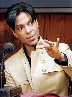 Prince måtte fortelle om hvorfor han hadde undertegnet en ny platekontrakt, og at han ikke så på Universal som noe "slaveskip". Foto: Danny Moloshok, AP Photo / Scanpix.