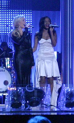 Det var kun Heidi Range og Keisha Buchanan som stilte fra Sugababes på Nobelkonserten. Foto: Jørn Gjersøe, nrk.no/musikk.
