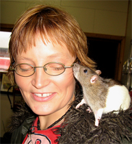 Hun likte ikke rotter, men se så fint det går nå. Kari Moldskred Sekkingstad. Foto: NRK