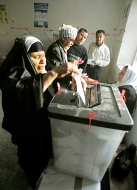En kvinne stemmer i Kirkuk. Foto: Scanpix/AFP