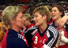 Marit Breivik sammen med Kjersti Grini etter sin største triumf, VM-gullet på hjemmebane i 1999. (Foto: Morten Holm/SCANPIX)