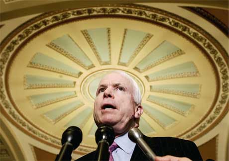 Senator John McCain, som selv ble torturert i Vietnam, klarte å få presidenten med på en amerikansk torturforbud. (Foto: Jim Young/ Reuters/ Scanpix)