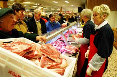 I 1990 betalte svenske forbrukere 50 prosent mer for maten enn de gjør i dag. Foto: Erlend Aas / SCANPIX