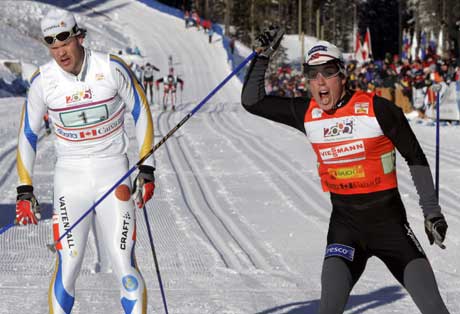 Eldar Rønning slo den svenske ankermannen Tobias Fredriksson ( til venstre) på målstreken. ( Foto: Lise Åserud / SCANPIX )