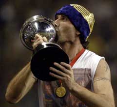 Roberto Abbondizari kysser trofeet etter seieren. (Foto: Reuters/Scanpix)