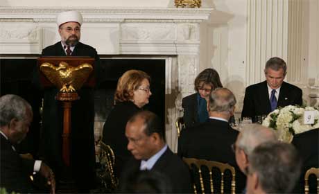 Imamen Talal Eid på besøk hos Bush i Det hvite hus i høst, i forbindelse med Ramadan. (Foto: Scanpix / AP)