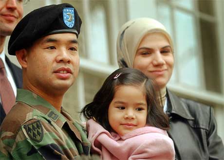 Kaptein James Yee med familien sin etter at han ble løslatt. (Foto: Scanpix / AP)