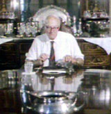Hugh Sinclair spiser selkjøtt i sitt hjemmelaboratorium.