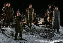 Slik kan også jula være: under første verdenskrig, tok soldatene "fri" fra kampene og sang i stedet julesanger på julaften (Foto: Oro Film)