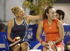 Martina Hingis spilte en oppvisningskamp mot venninnen Anna Kournikova i Rio de Janeiro 10. desember i år. (Foto: Reuters/Scanpix)
