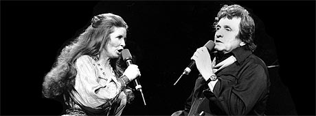 Johnny Cash og kona June Carter Cash sammen på scenen. Foto: AP Photo / Scanpix. 