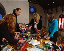 Gode hjelpere sørger for julegaver til 300 gjester. Foto: NRK