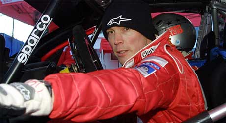 Dette bildet er tatt rett før Burns skal delta i rally Monte Carlo i 2003. Da hadde det akkurat blitt kjent at han ikke kunne delta i rally-VM i 2004, fordi tester hadde avslørt at han hadde en hjernesvulst. ( Foto: AFP /VANINA LUCCHESI) Dette bildet er tatt rett før Burns skal delta i rally Monte Carlo i 2003. Da hadde det akkurat blitt kjent at han ikke kunne delta i rally-VM i 2004, fordi tester hadde avslørt at han hadde en hjernesvulst. ( Foto: AFP /VANINA LUCCHESI)