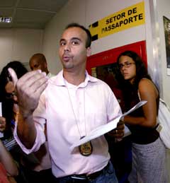 Den brasilianske politimannen Marcelo Nogueira gir sin versjon om hva som skjedde på flyplassen. (Foto: AP/Scanpix)