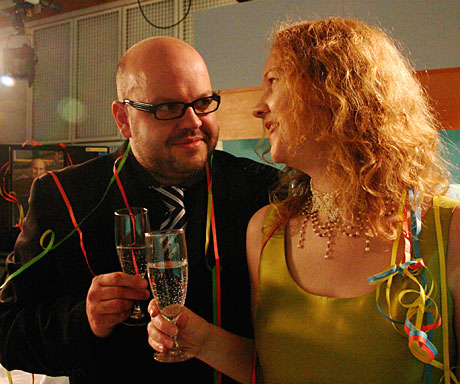 Høge glas og stor stemning hos Anne Line Abotnes og Eirik Kjos når dei byr på Nyttårsfest i NRK P1. (Foto: Jon-Annar Fordal)