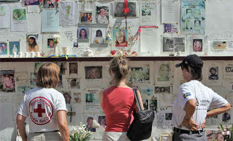 Det er sett opp ein stor montasje til minne om dei mange svenskane som miste lilvet i Phuket 2. juledag i fjor. (Foto: Reuters/Scanpix)