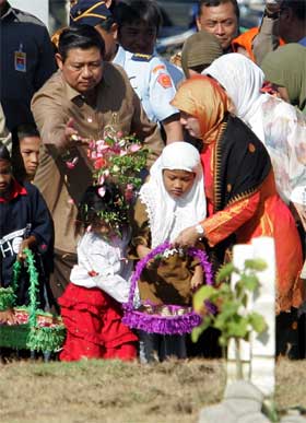 Indonesias president Susilo Bambang Yudhoyono ledet en minnehøytidelighet i Aceh-provinsen i dag. (Foto: Scanpix / Reuters) 