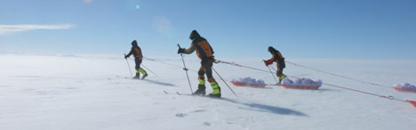 Cecilie Skog, Per Henry Borch og Rolf Bae er komne fram til Sydpolen. Foto: www.ceciliskog.com