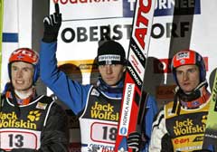 Janne Ahonen feiret seieren, flankert av Roar Ljøkelsøy (t.v.) og Jakub Janda. (Foto: AP/Scanpix)