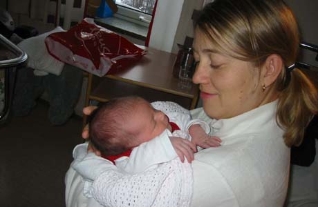 Lille Agnes ble født selve julaften. Her sammen med stolt mamma, Elin Mesna Andersen. Foto: Mari Hvamb, NRK.