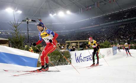 Ole Einar Bjørndalen i aksjon i romjulsrennet i Gelsenkirchen denne sesongen. (Foto: AP/Scanpix)