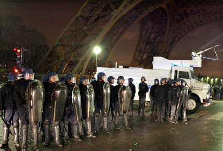 Opprørspoliti passet på de nyttårsfeirende ved Eiffeltårnet i Paris. (Foto: Charles Platiau/ Reuters/ Scanpix)