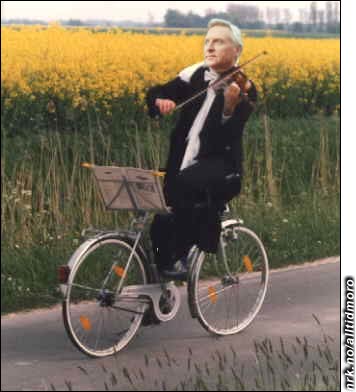  April 2006: Arve Tellefsen kommer i Guinness rekordbok etter å ha syklet Trondheim-Oslo baklengs mens han framførte Griegs samlede verker på fiolin.