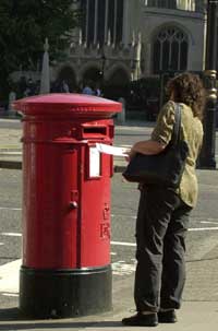 Snart vil det ikke bare være røde postkasser fra Royal Mail å se på de britiske øyer. (Foto: AFP)