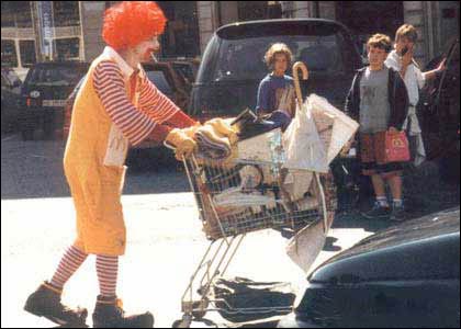 - Møkkafolk! Ronald McDonald avviste i dag Mattilsynets påstand om dårlig hygiene ved 25 av kjedens 67 spisesteder. (foto: ukjent)