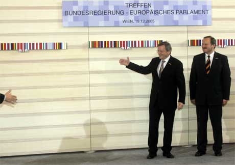 Wolfgang Schssel viser stolt frem logoen for det sterrikske EU-formannskapet. (Foto: Ronald Zak/AP/Scanpix)