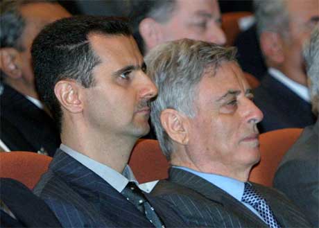 Syrias president Bashar al-Assad (til venstre) fotografert sammen med visepresident Abdel-Halim Khaddam. (Khaled Al-Hariri/Reuters/Scanpix)