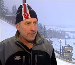Leder i Gausdal skilag, Ivar Fyksen, er stårlende fornøyd med det nye hoppanlegget (Foto: Arvid Torsgard/NRK)