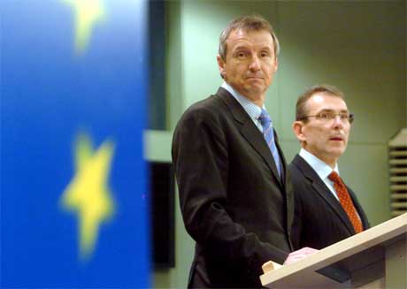 EU energipolitikk energikommissær Andris Piebalgs og Martin Bartenstein (Herwig Vergult/AFP/Scanpix)