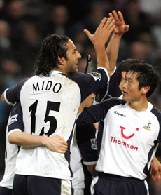 Mido var en av kampens beste spillere da Tottenham slo Manchester City 2-0 onsdag kveld. (Foto: AFP PHOTO/PAUL ELLIS)