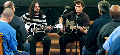 Skuespilleren Joaquin Phoenix (til høyre) og musikeren Shooter Jennings (til venstre) hadde en liten konsert for fanger i Folsom Prison tirsdag. Foto: AP / Scanpix.