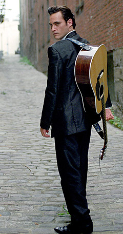 Joaquin Phoenix i en scene fra «Walk the Line» der han spiller Johnny Cash. Foto: Reuters / Scanpix.