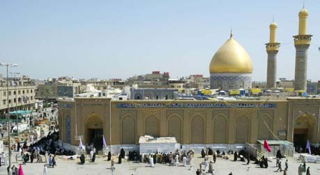 Drapsmannen slo til ved moskeen Imam Hussein, en av sjiaenes helligste steder. (Foto: A. Al-Rubyae, AFP)