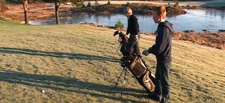 To ivrige golfspillere på Haugaland golfbane. Foto: Espen Hatlestad/NRK.