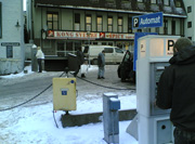 Parkeringsautomatene ligger rett i nærheten av hverandre. Lett å ta feil, mener Dag Bjørnefell. Foto: Yngve Tørrestad, NRK