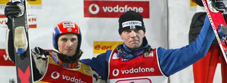 Jakub Janda og Janne Ahonen kunne til slutt glede seg over hverandres triumf (Foto: AFP PHOTO/CALLE TOERNSTROEM ) 