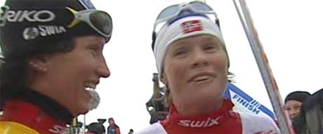 For første gang måtte Marit Bjørgen gratulere Hilde Gjermundshaug Pedersen (Foto: NRK)