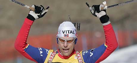 Halvard Hanevold holdt hodet kaldt på siste skyting og vant søndagens fellesstart.(Foto: AP) 