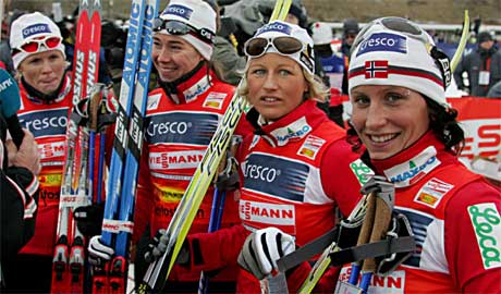 <b>NOVEMBER 2005: </b>Hilde G. Pedersen, Ella Gjømle, Vibeke Skofterud og Marit Bjørgen etter stafettseieren på kvinnenes verdenscup 4x5 km på Beitostølen. Foto: Ørn E. Borgen / SCANPIX .