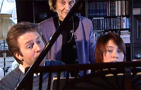 Leif Ove Andsnes og Ingrid Andsnes spiller for pianolærer Laila Pedersen. Foto: Arild Eskeland/NRK
