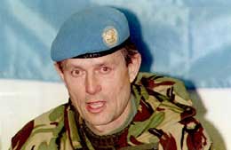 General Michael Rose slutter seg til kritikken av den rolle Blair spilte da Irak ble angrepet (Scanpix/EPA) 