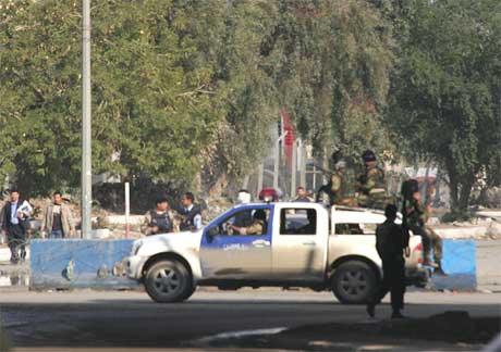 Irakiske politistyrkar stengde av omrdet etter sjlvmordsaksjonane ved innanriksdepartementet i Bagdad. (Foto: AFP/Scanpix)