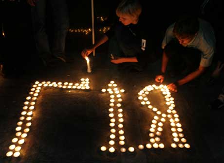 Ungdom plasserer lys som former bokstrane Giya - kjælenavnet på Gongadze - under en minnemerkering (Scanpix/AFP)