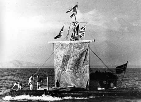 Thor Heyerdahl og hans mannskap på flåten Kon-Tiki i 1947. Nå følger seks menn i deres kjølvann. (Foto: AP Photo)