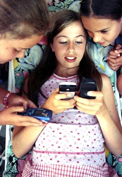 <b>Alltid på.</b> Mange unge adopterer voksnes vaner og er tilgjengelig på mobilen døgnet rundt. (Illustrasjonsfoto: Berit Keilen, Scanpix)